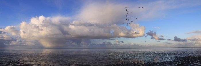 waddengebied wolken met regenflarden