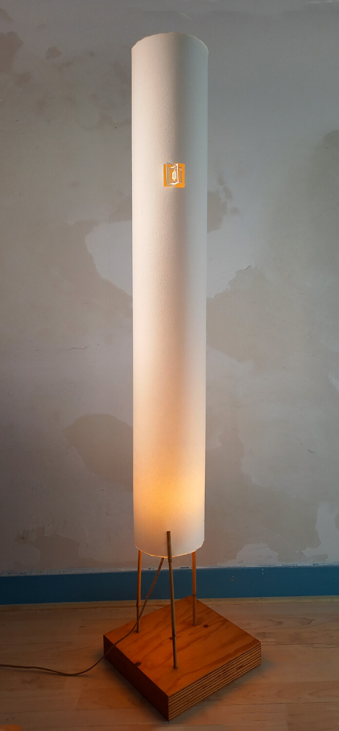 Kokerlamp met 1 chakra op hout