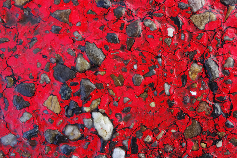 beschilderd asfalt met kiezels rood
