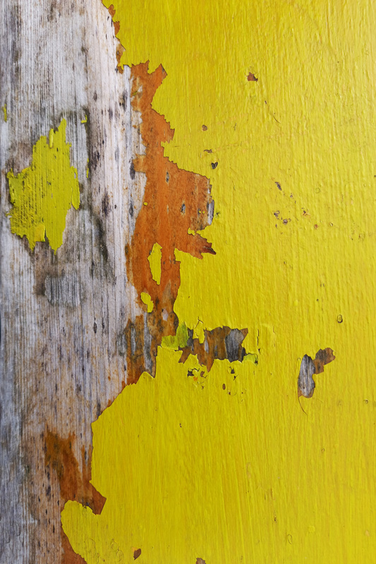 afbladderende gele verf op hout