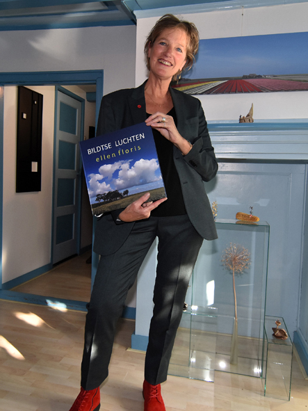 Ellen Floris met fotoboek Bildtse Luchten